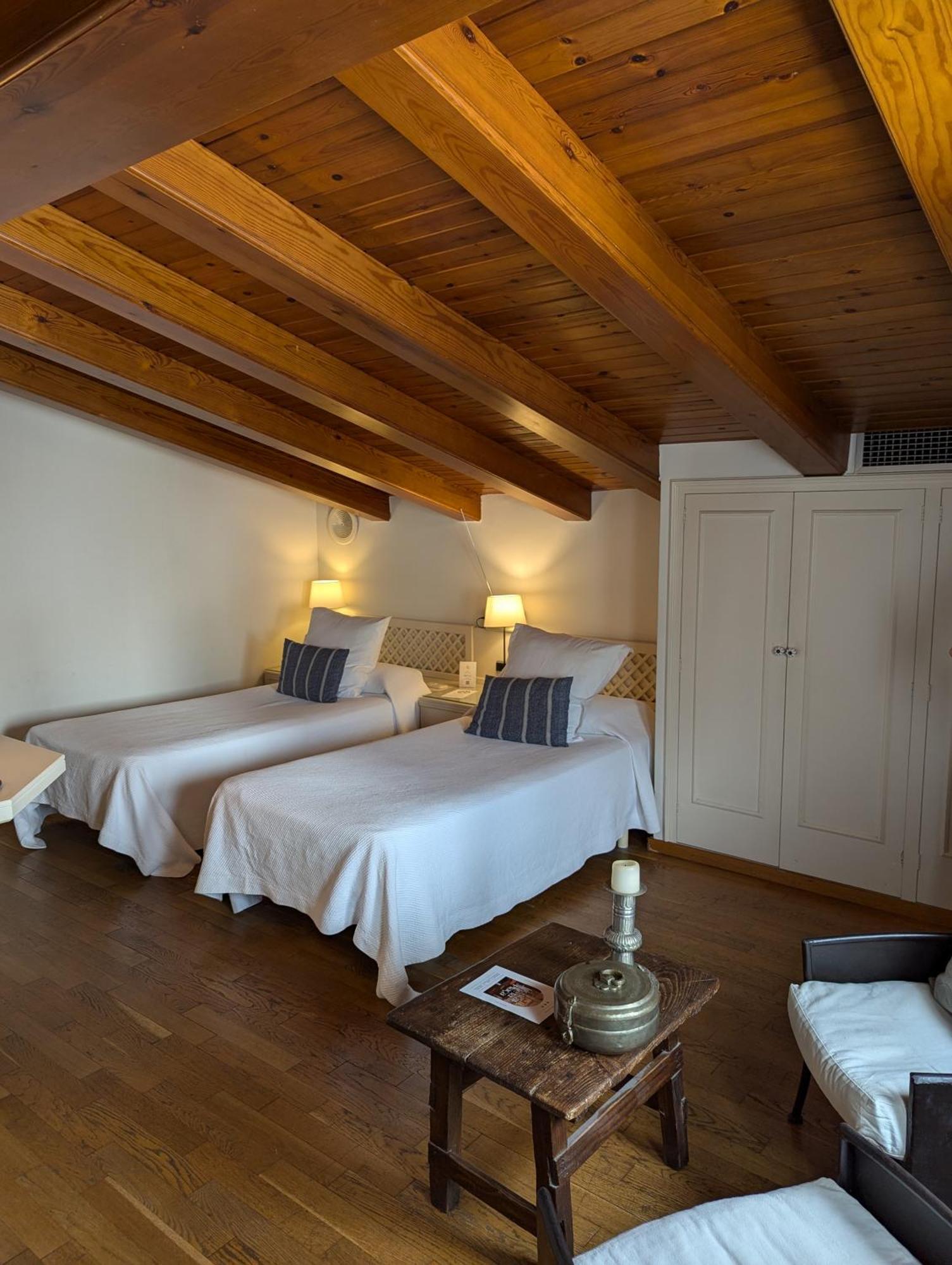 Hostal De La Placa - Hotel Boutique カブリルス エクステリア 写真